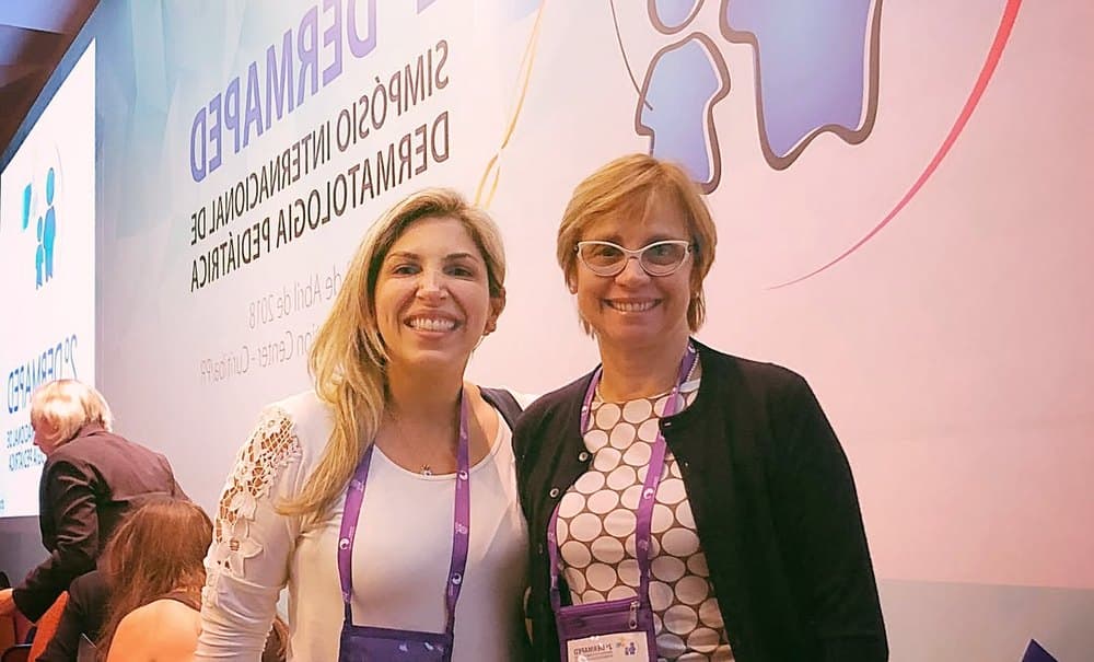 Dra. Karimy Mehanna ao lado de colega durante o Simpósio Internacional de Dermatologia Pediátrica