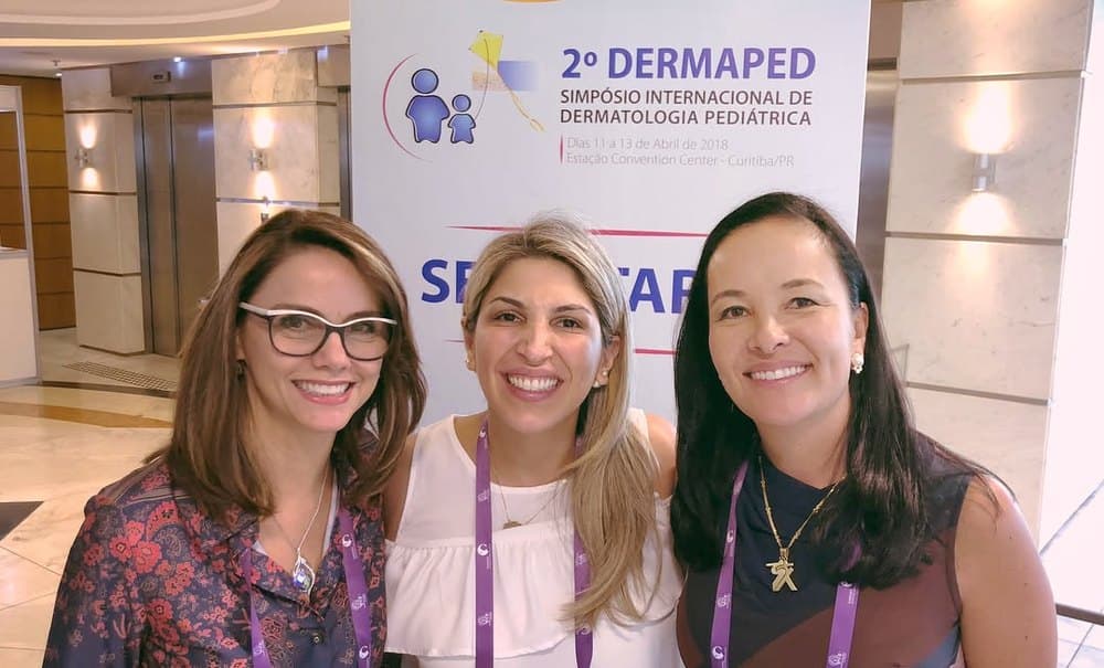 Dra. Karimy Mehanna com colegas no 2º DERMAPED, Simpósio Internacional de Dermatologia Pediátrica, em Curitiba