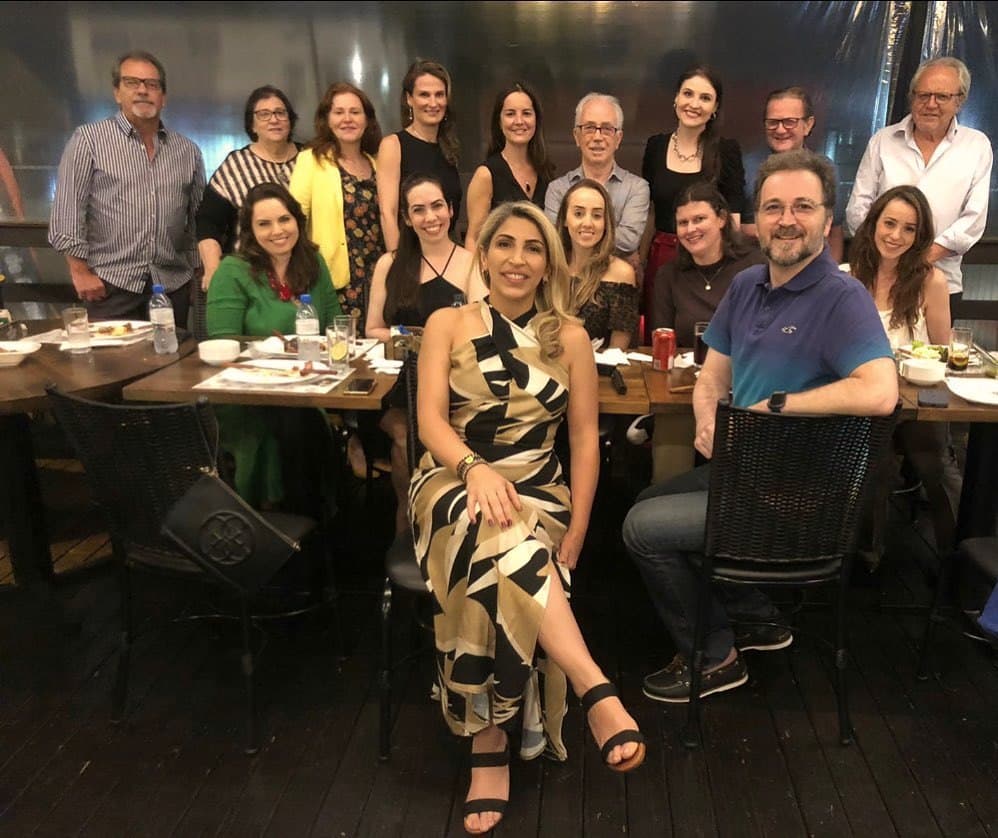Dra. Karimy Mehanna reunida com a equipe médica durante evento científico